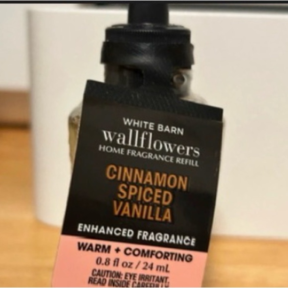 Bath & Body Works White Barn Wallflowers Refill — Cinnamon Spiced Vanilla NEW